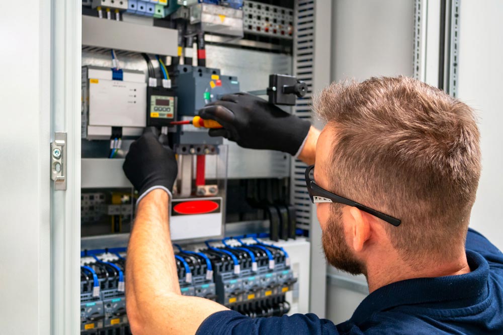 Elektriker som installerar ett elskåp